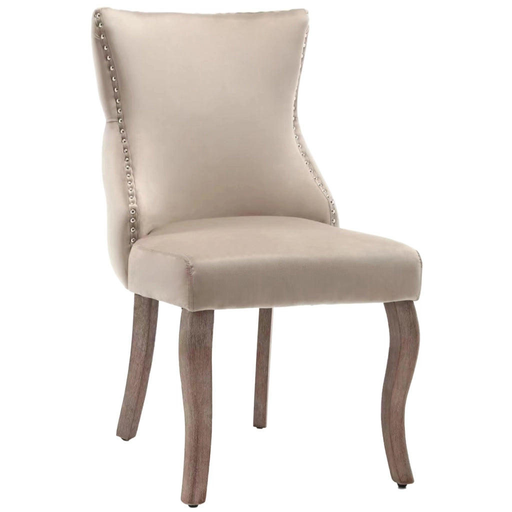 Chaise da pranzo in velluto con schienale capitonné e borchie decorative, gambe in legno massiccio beige