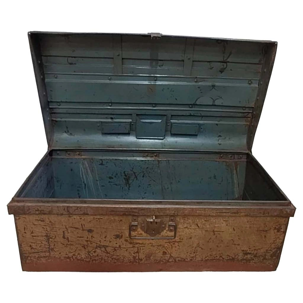 Valigia artigianale in metallo, 67x37x25h cm