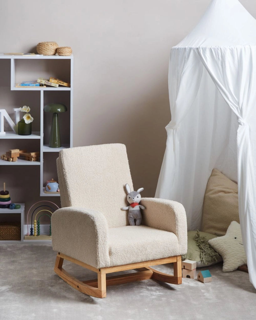 Sedia a dondolo per bambini Boucle in legno per bambini beige chiaro cameretta