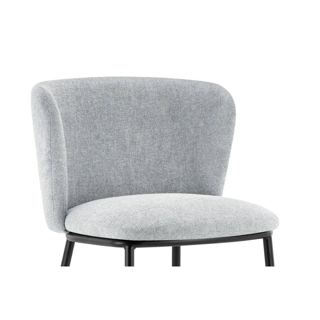 Sedia ARTHUS – Tessuto grigio chiaro con piedi in metallo nero – H76 × L52 × P54 cm