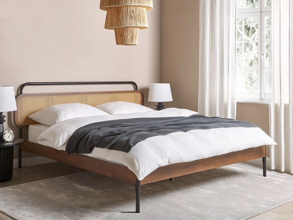 Letto matrimoniale moderno base a doghe con testata a treccia viennese in legno di gomma scuro 180 x 200 cm