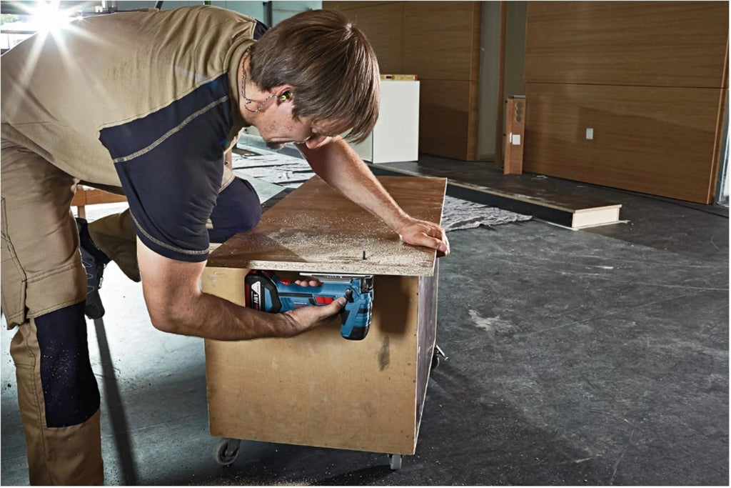 Bosch Professional 06015A6101 Seghetto Alternativo, Profondità: Legno/Alluminio/Metallo: 120/20/8 mm, 3 Lame, Protezione, Senza Batterie, in L-Boxx, 0 W, 18 V, Blu, Versione con Staffa