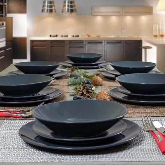 Set di piatti e bicchieri in ceramica ecocompatibile