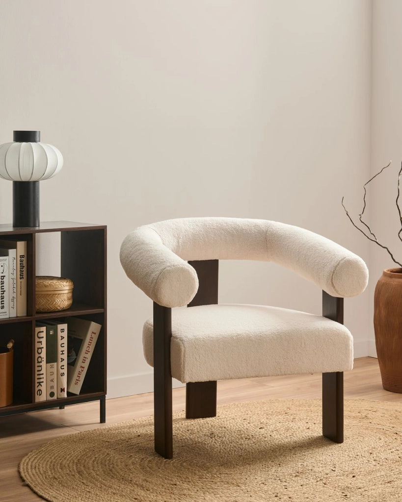 Poltrona bianco sporco e marrone scuro con rivestimento in bouclé design retrò gambe in legno per soggiorno