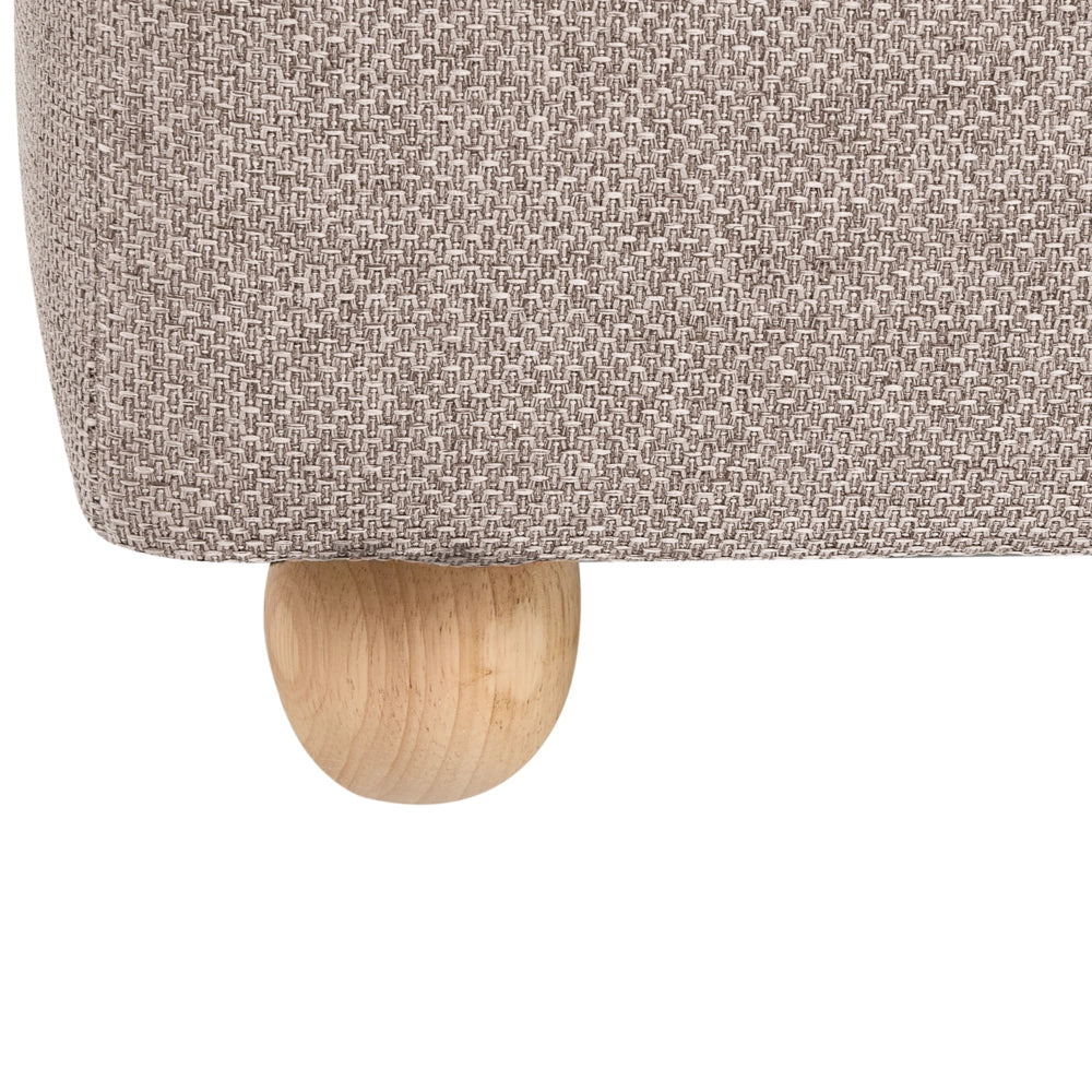 Pouf contenitore in tessuto beige con finitura idrorepellente. Poggiapiedi imbottito con contenitore e seduta per ingresso.
