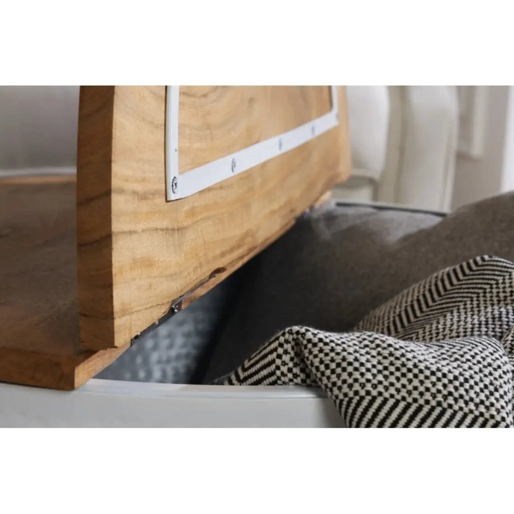 Tavolino basso TRIANE 60 cm con contenitore – Piano in legno di acacia e struttura in metallo bianco martellato