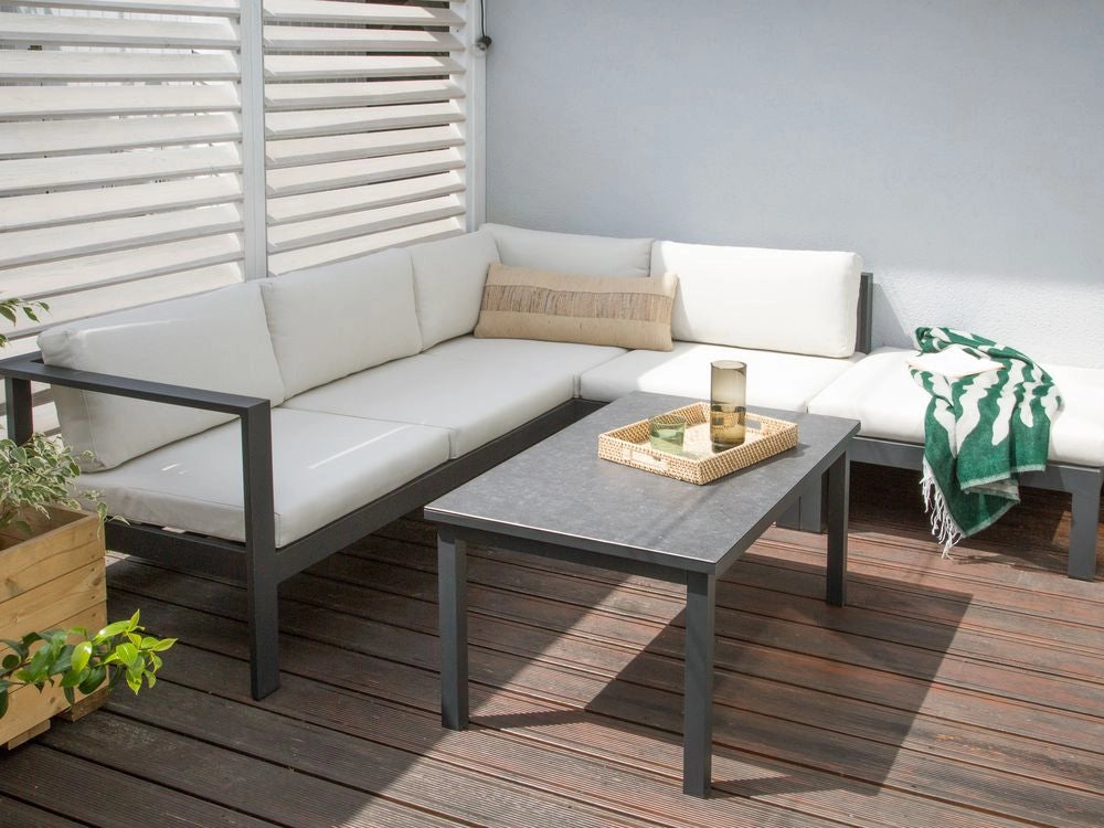 Set da giardino divano 5 posti e tavolo elevabile con struttura bianca e piano in vetro e cuscini nero e bianco sporco stile moderno scandinavo