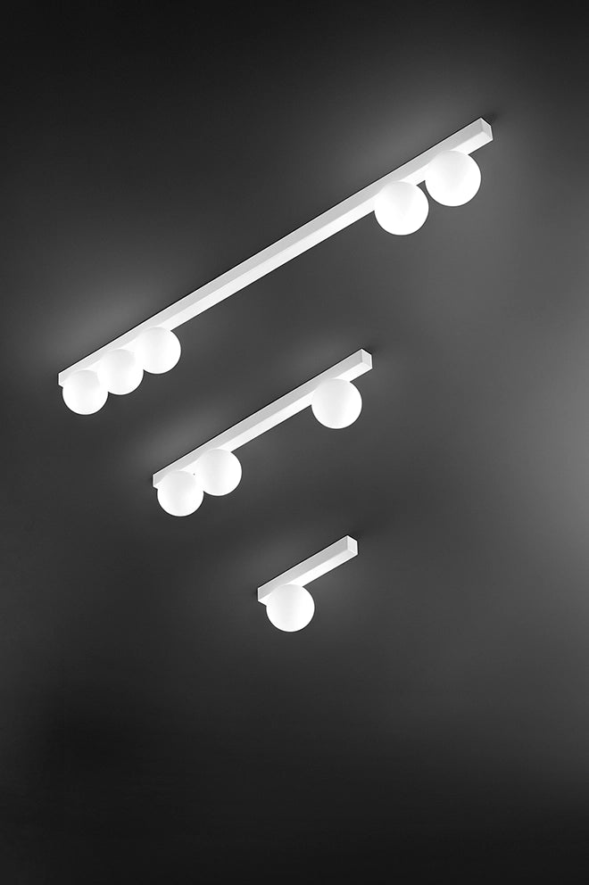Plafoniera Moderna a 3 Luci in Metallo Bianco Opaco con Diffusori Sferici in Vetro Bianco Acidato - Design Elegante 60 cm - Perenz