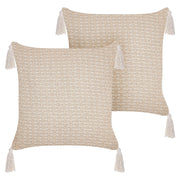 Set di 2 cuscini in poliestere beige chiaro 42 x 42 cm con nappe imbottitura soggiorno camera da letto