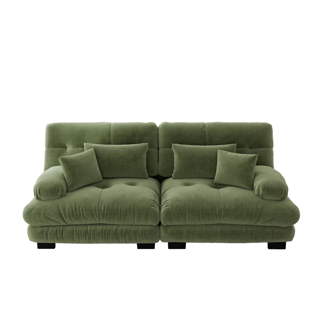 Divano modulare in ciniglia verde con braccioli arrotondati; cuscini lombari e decorativi
