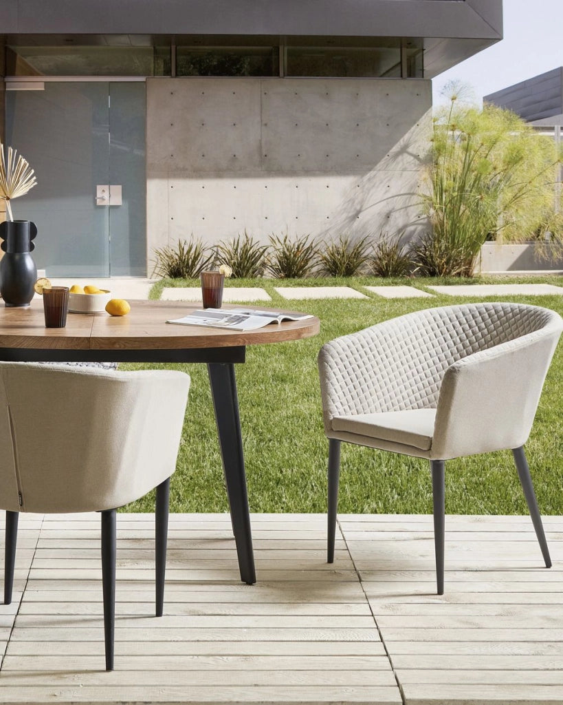 Set di 2 poltrone da giardino Beige Rivestimento in tessuto Gambe d'acciaio Arredamento da interno per esterni Resistente alle intemperie