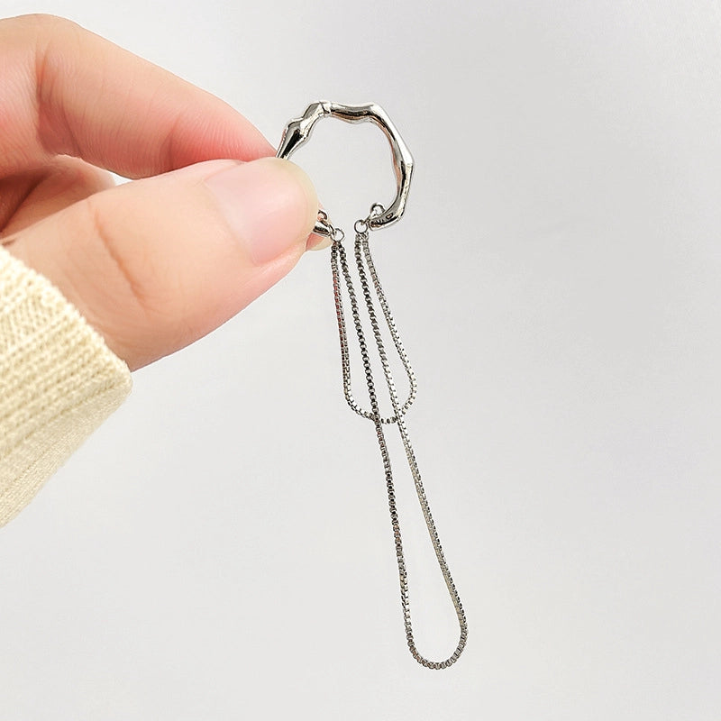 Nuovo orecchino a clip irregolare con catenella e nappa, ideale per orecchie non forate.