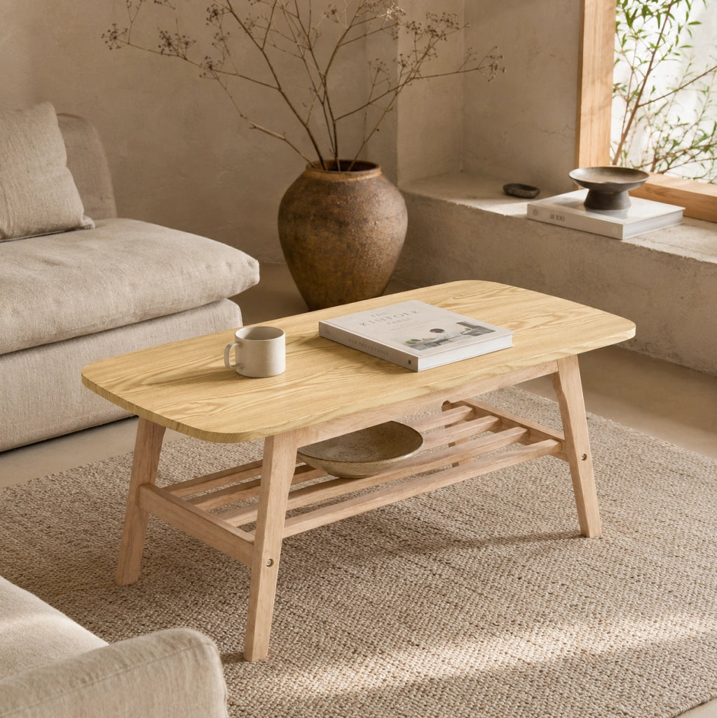Tavolino da caffè con piano realizzato con formatura sottovuoto; doppio ripiano; legno naturale