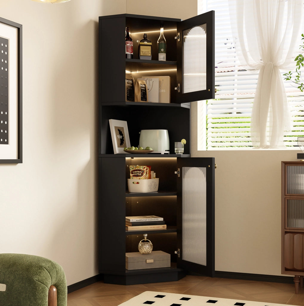 Mobile bagno angolare ULEVR con anta in vetro sagomato, vani aperti e luce interna, MDF nero