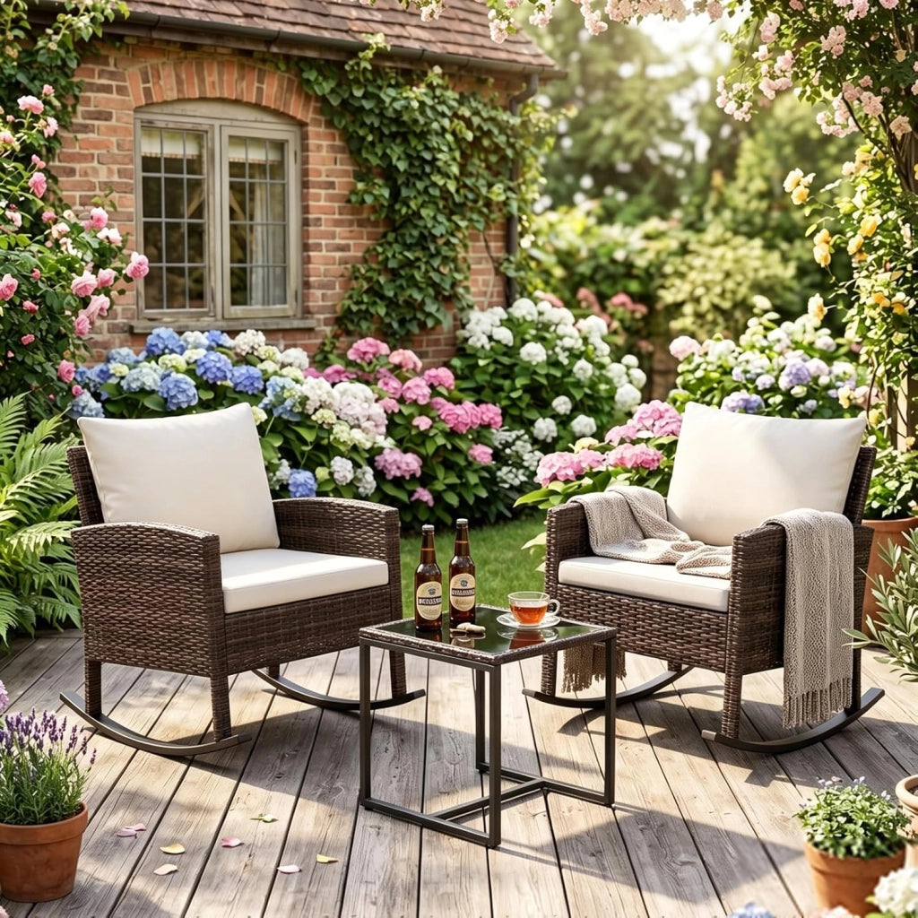 Salotto da Esterno 3 Pezzi in Rattan, Set Mobili da Giardino con 2 Poltrone a Dondolo, Tavolino da Caffè in Vetro Temperato e Comodi Cuscini con Fodera Lavabile, per Balcone, Cortile (Beige)