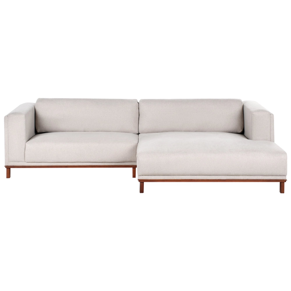 Divano angolare a sinistra Tessuto beige chiaro rivestito in poliestere Gambe in legno 4 posti spesso imbottiti Mobili da salotto in stile moderno