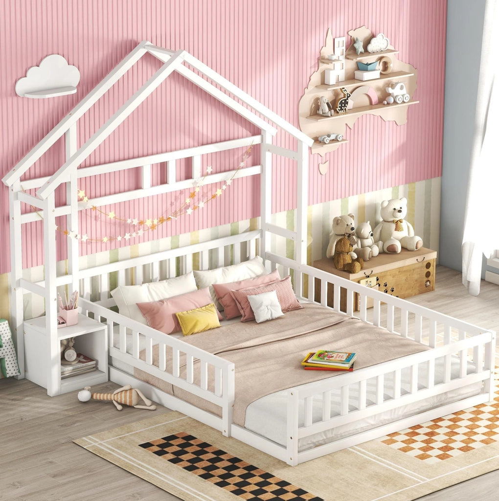 Letto per bambini a forma di casetta 140x200 cm con sponda di sicurezza e comodino; bianco