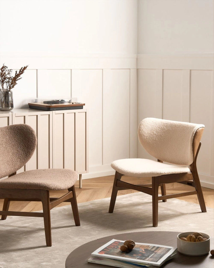 Poltrona in tessuto bouclé di poliestere marrone e beige chiaro, con gambe in legno di gomma, stile retrò tradizionale