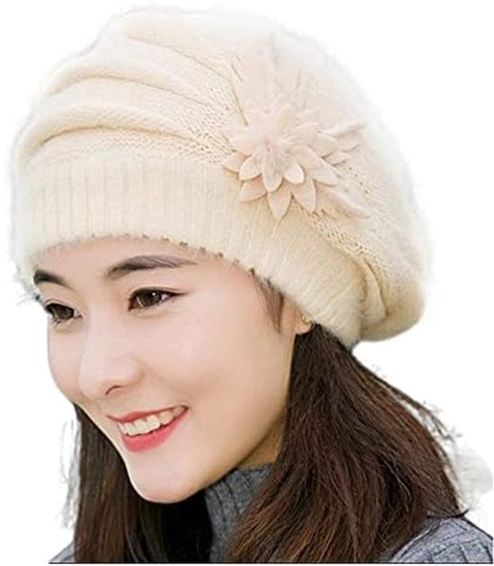Cappello per donna con elegante velluto a fiori per il caldo tempo invernale in bianco sbiadito