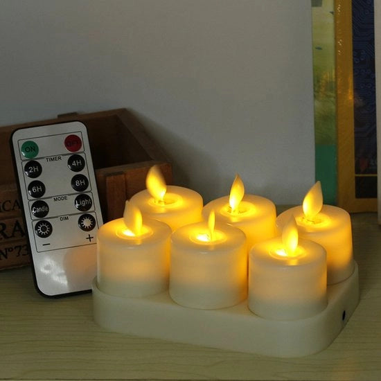 Sei lampioncini LED ricaricabili, inclusi stazione di ricarica e cavo USB. Dotati di effetto lampeggiante, telecomando con timer e funzione di regolazione della luminosità, luce calda bianca e un diametro di 3,7 x 5 cm.