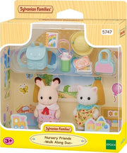 Sylvanian Families - Amici dell`Asilo - A Passeggio ? Set di 2 Bebe con Zaino, Cappello e Accessori,Epoch,Eta 3+