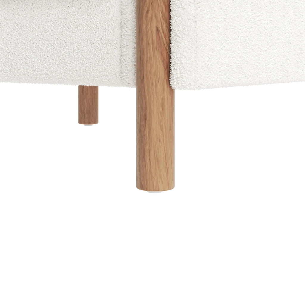 Poltrona lounge in Teddy bianco con cuscino spesso e struttura in legno massello