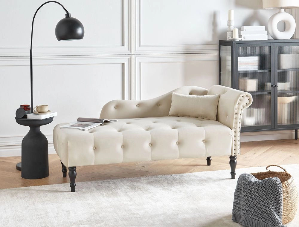 Chaise longue in velluto beige chiaro imbottito con rivestimento a destra e cuscino in stile retrò tradizionale