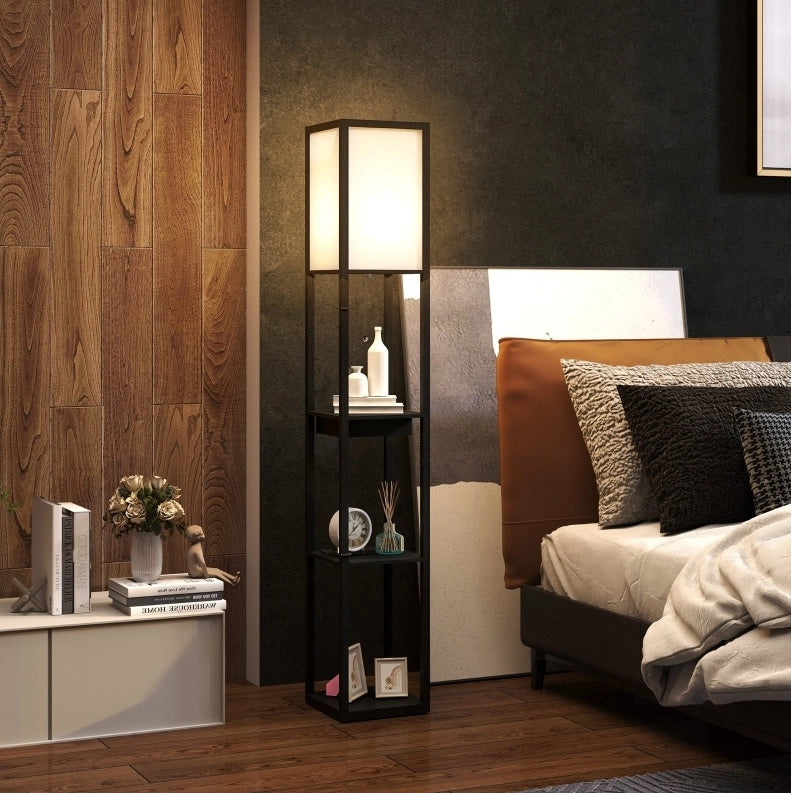 Lampada da terra nera con ripiani e prese USB
