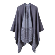 Nuova collezione di sciarpe, scialli e mantelle in cashmere in classico stile britannico per donna.