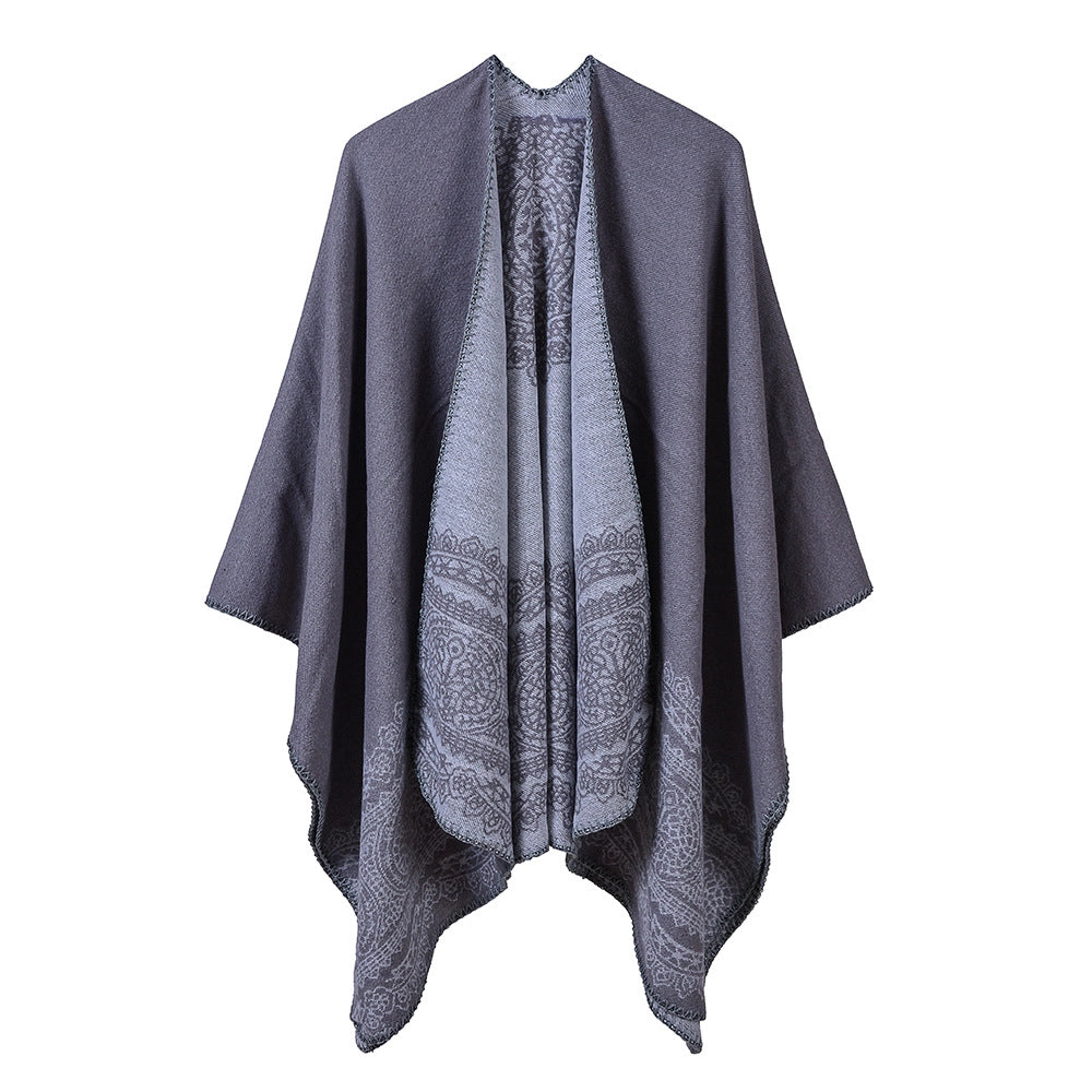 Nuova collezione di sciarpe, scialli e mantelle in cashmere in classico stile britannico per donna.