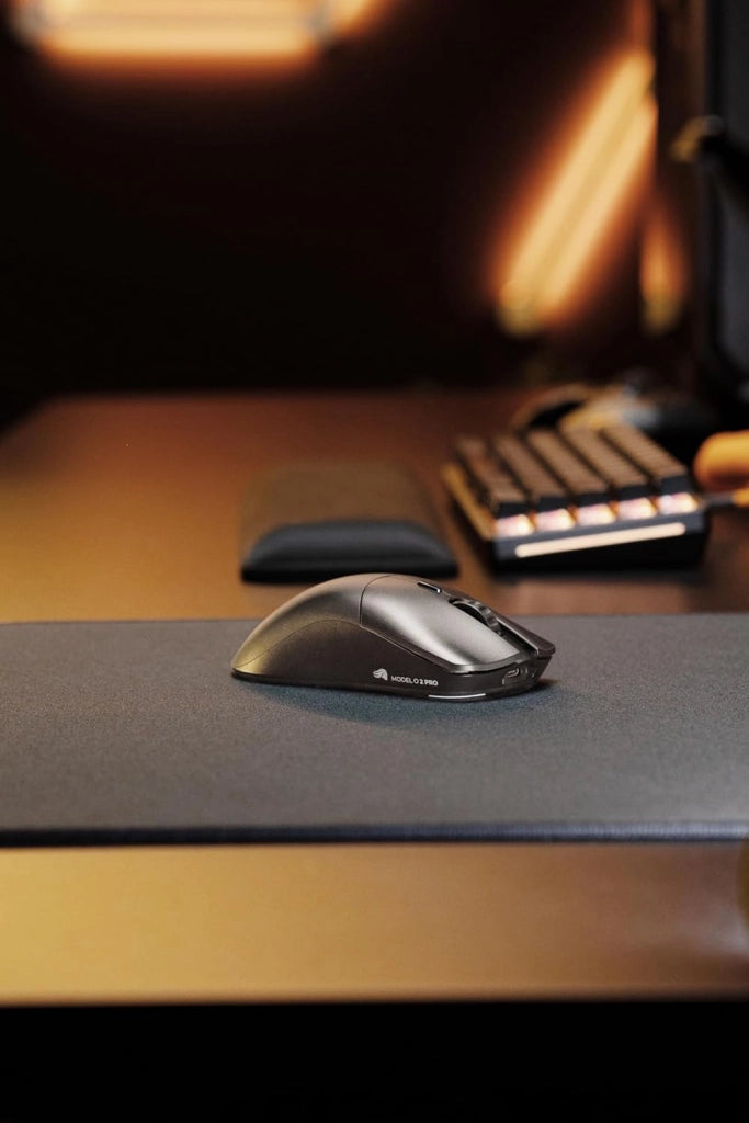 Gaming Model O 2 PRO Mouse da gaming senza fili - Wireless 2,4 GHz rit. 1 ms, 100 mln clic, ultraleggero 57 g, batteria durevole, 26.000 DPI, RGB, ambidestro, 6 tasti, piedini in PTFE - Nero