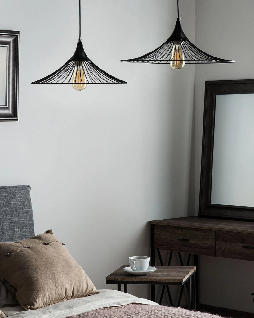 Lampadario in Metallo Nero Paralume a Imbuto con Griglia Cavo Nero
