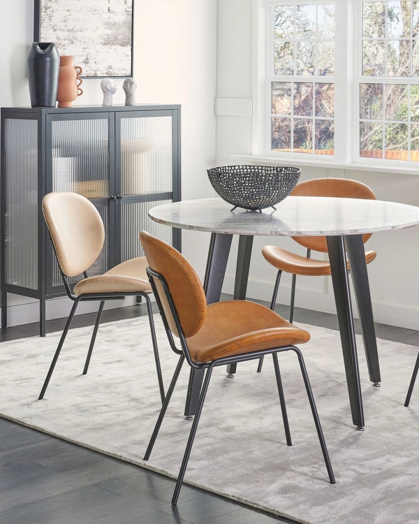 Set di 2 sedie da pranzo Marrone con gambe senza braccioli Finta pelle PU Gambe in ferro nero Design contemporaneo e retrò Sedute per la sala da pranzo