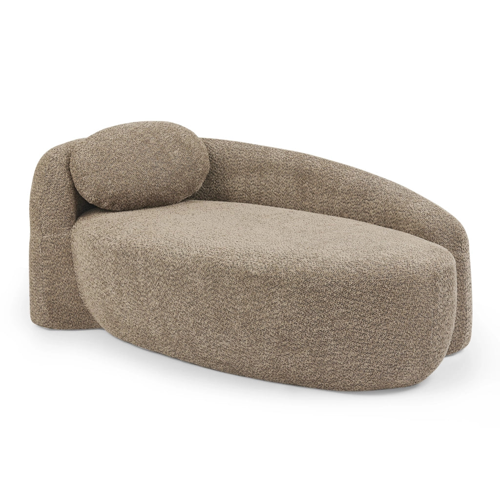 Divano lineare in teddy con cuscino poggiatesta e design arrotondato; marrone