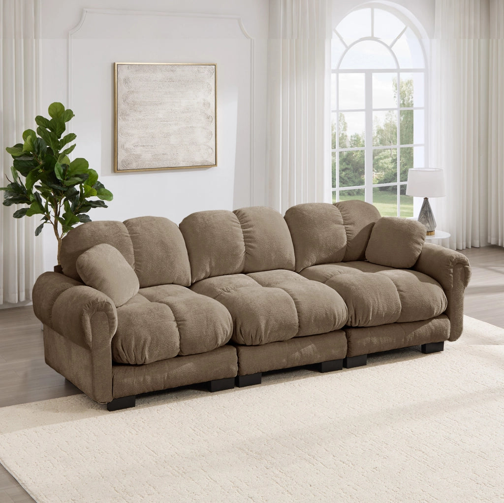 Divano 3 posti in Chenille marrone con cuscini decorativi e design trapuntato