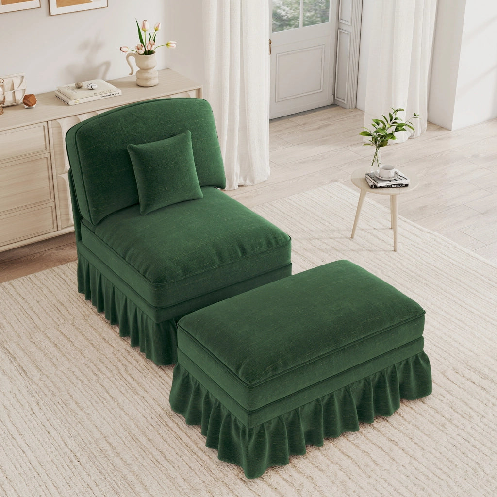 Poltrona con poggiapiedi in chenille verde con gonna rimovibile; gambe a spillo e cuscino mobile