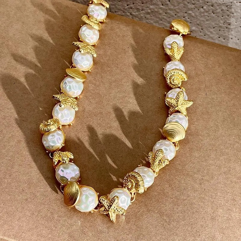 Collana fatta a mano con conchiglie, stelle marine e perle: gioielli dal mare