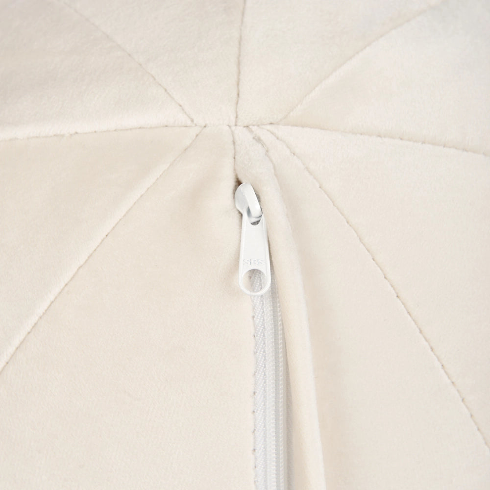 Poltrona in velluto bianco con cuscino rotondo stile glamour retrò soggiorno
