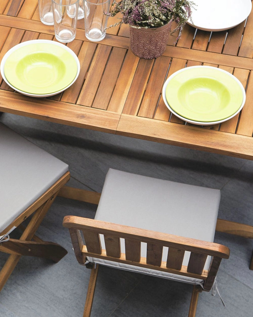 Set di 2 sedie da giardino in legno di acacia con schienale a doghe pieghevoli con cuscini di seduta grigi