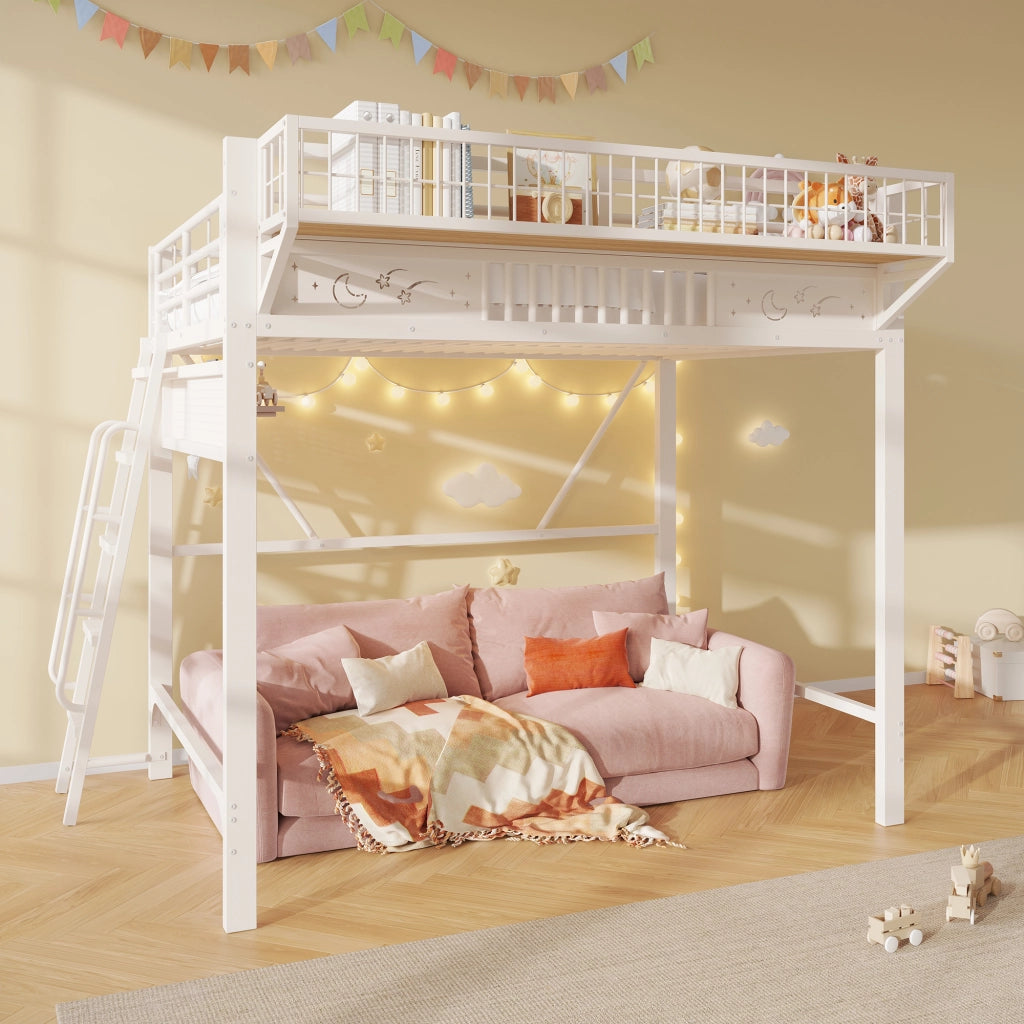 Letto a soppalco 140x200 cm per 2 persone, letto alto con ripiani portaoggetti e spazio aperto sottostante, metallo bianco