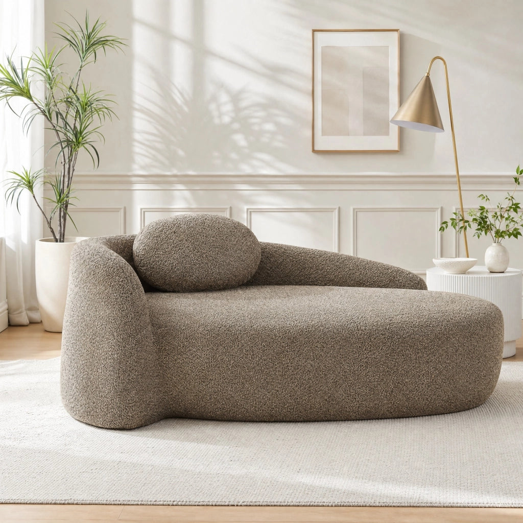 Divano minimalista in teddy con design arrotondato; cuscino poggiatesta; marrone