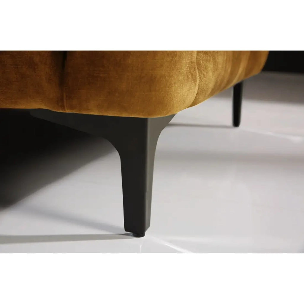Pouf VELENA giallo senape – Pouf barocco in velluto con piedi in metallo neri