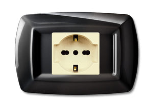 tondo' placca mod.magic in termoplastica,presa shuko, colore bianco cod:ferx.5902