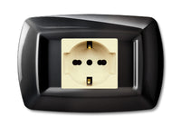 tondo' placca mod.magic in termoplastica,presa shuko, colore bianco nera cod:ferx.5903