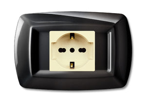 tondo' placca mod.magic in termoplastica,presa shuko, colore bianco nera cod:ferx.5903