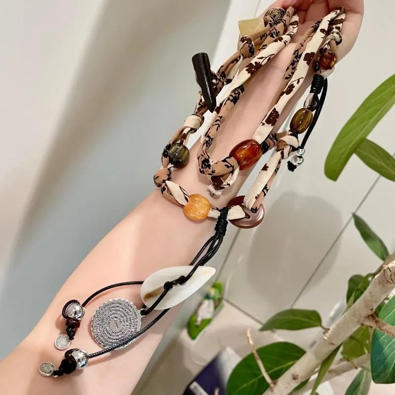 Collana con bottoni a conchiglia intrecciati: realizzata a mano in stile vintage