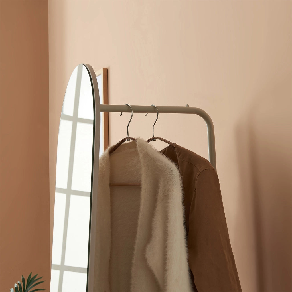 Specchio da Terra Ovale Kuonta con Appendiabiti e Vano Portaoggetti 165x40x51 cm - Avena Oatmeal [en.casa]