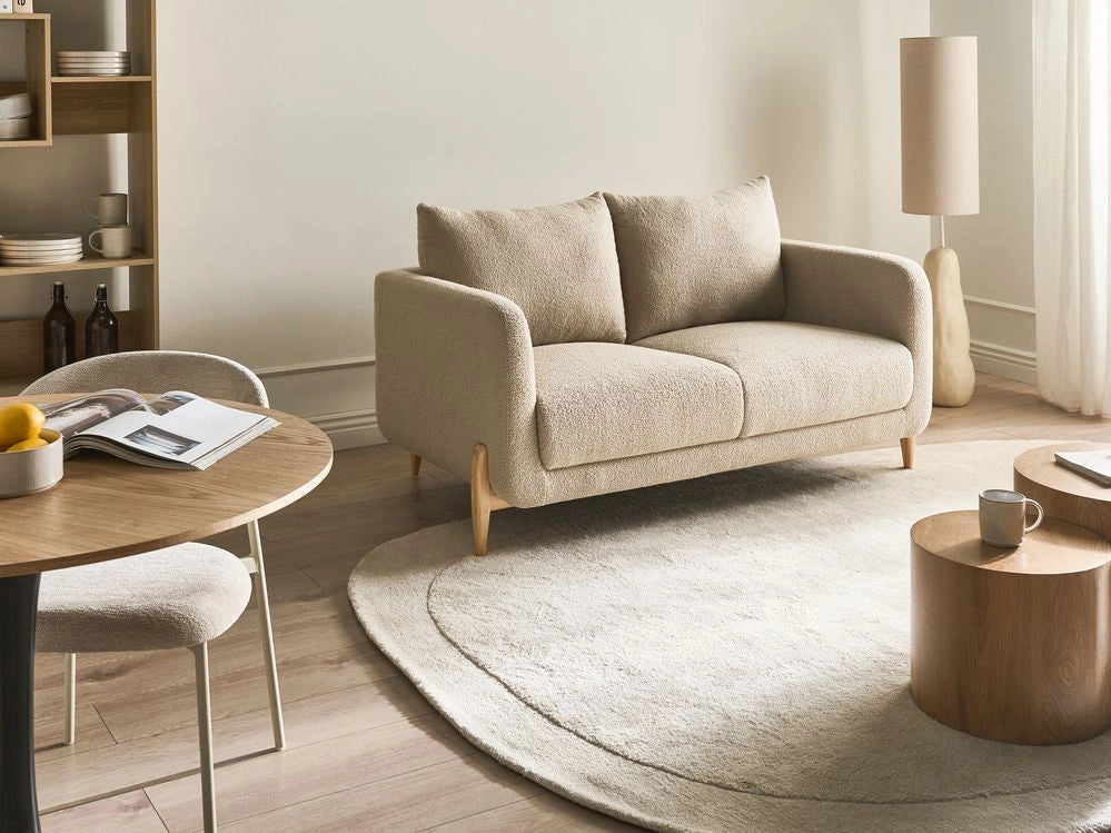 Divano a 2 posti Rivestimento in beige Gambe in legno con braccioli Angolo lettura soggiorno Stile scandinavo moderno