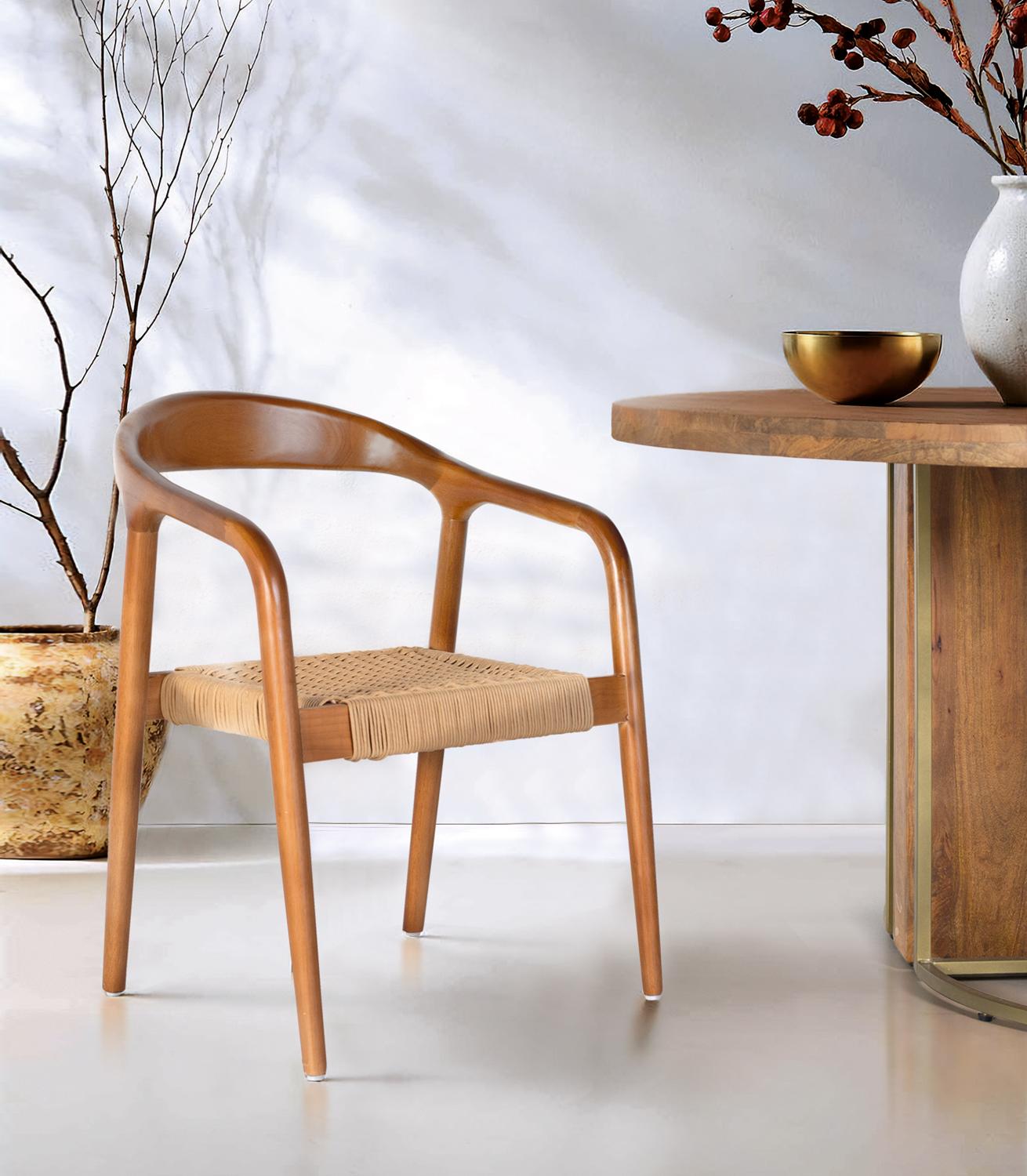 Set di 2 sedie con braccioli in legno di caucciù.