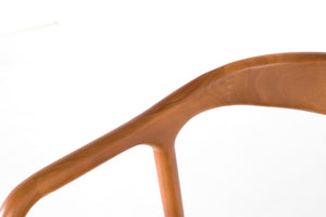 Set di 2 sedie con braccioli in legno di caucciù.